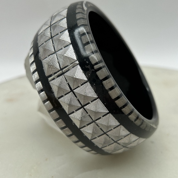 Vintage acrylic lucite bangle bracelet silver embedded mesh silver squares - Picture 2 of 4